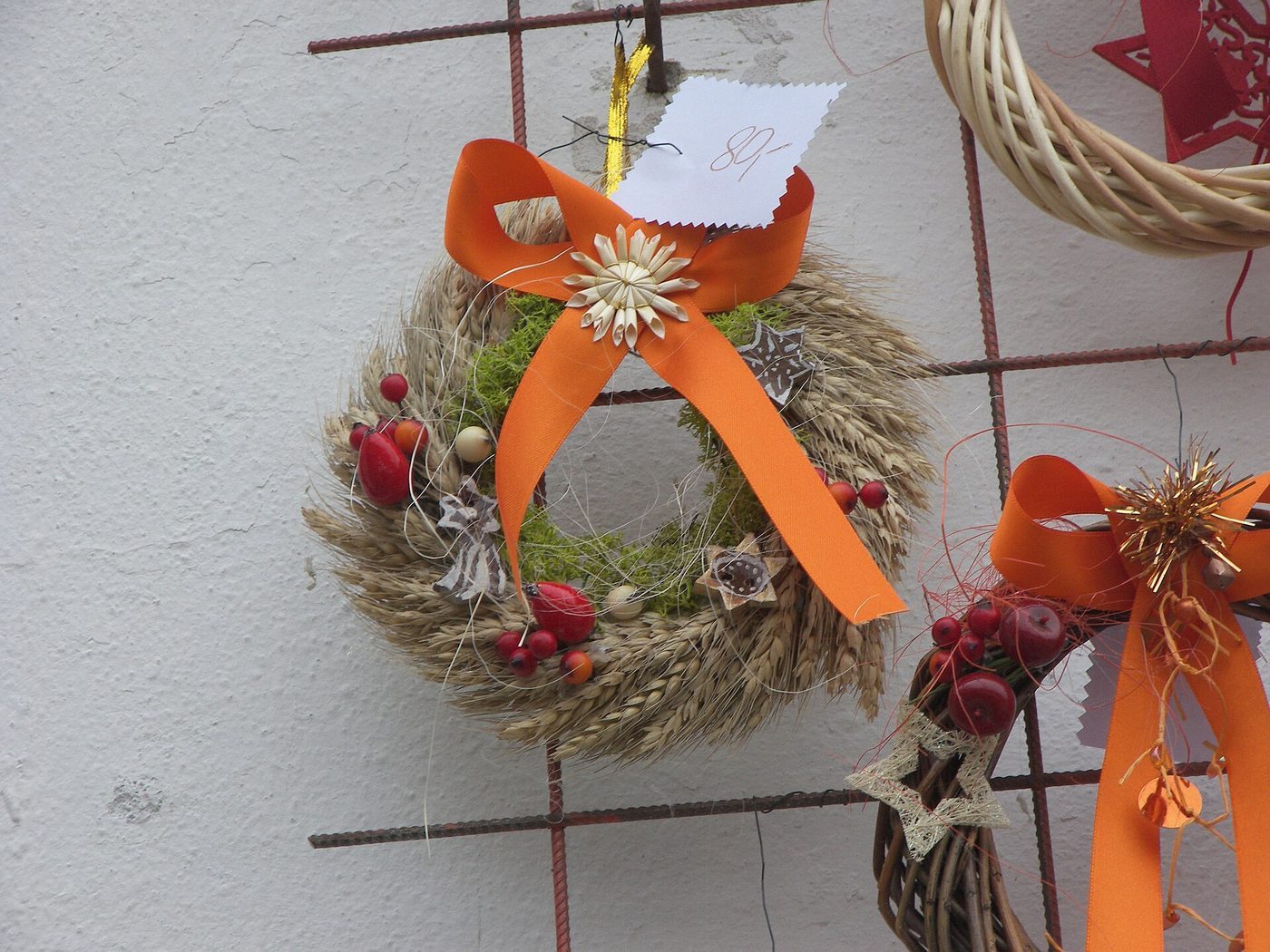 Couronne florale composée de fleurs de saison par l'Atelier Camélia