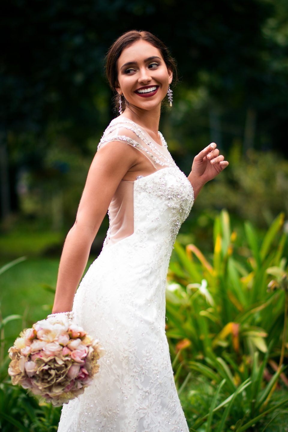 Mariée tenant son bouquet floral réalisé sur mesure par l'Atelier Camélia