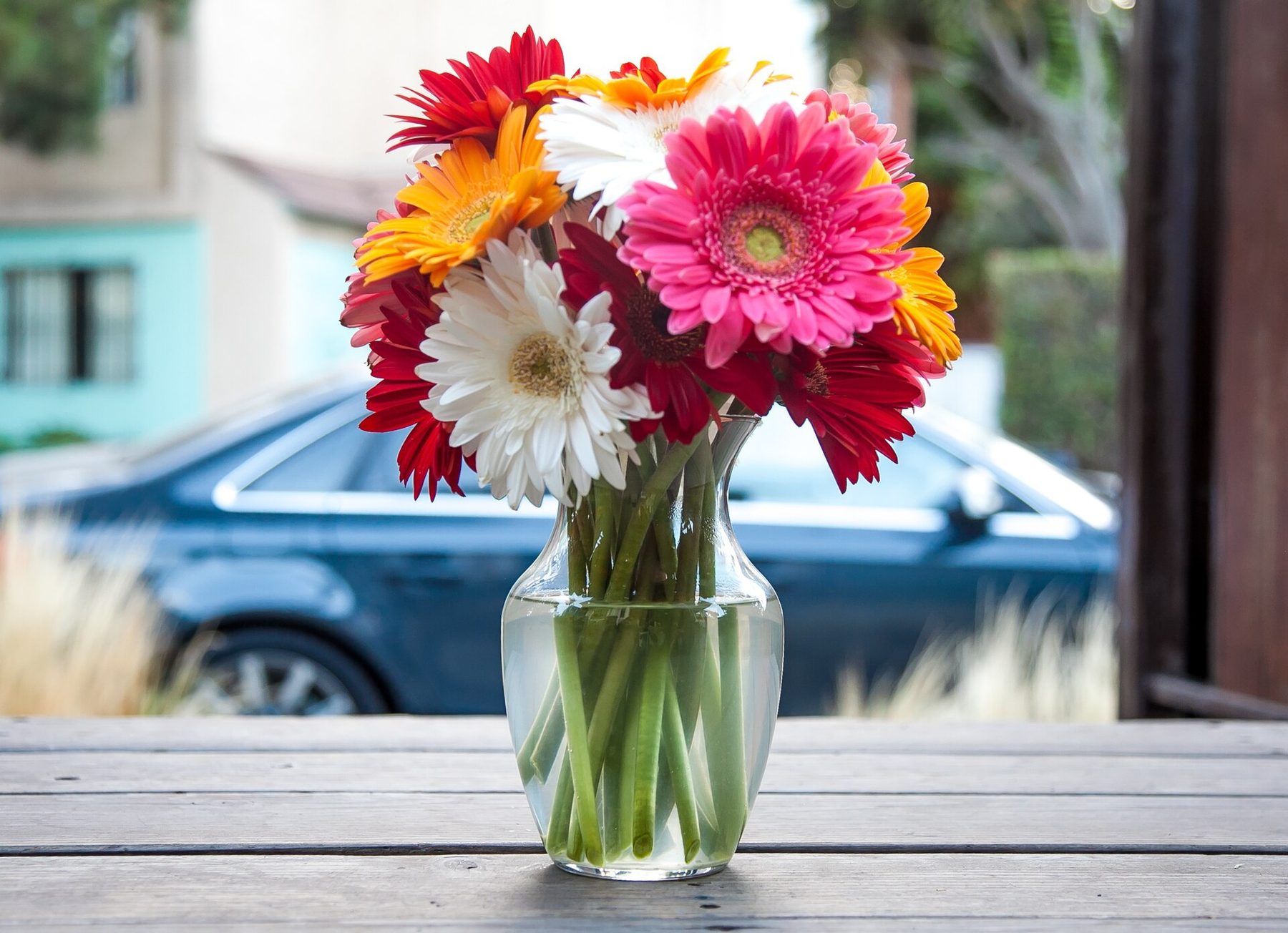 Bouquet de gerberas colorés composé à la main dans un vase par l'Atelier Camélia